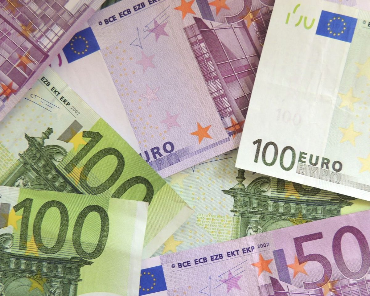Billetes de euro de distintas cantidades extendidos sobre una superficie