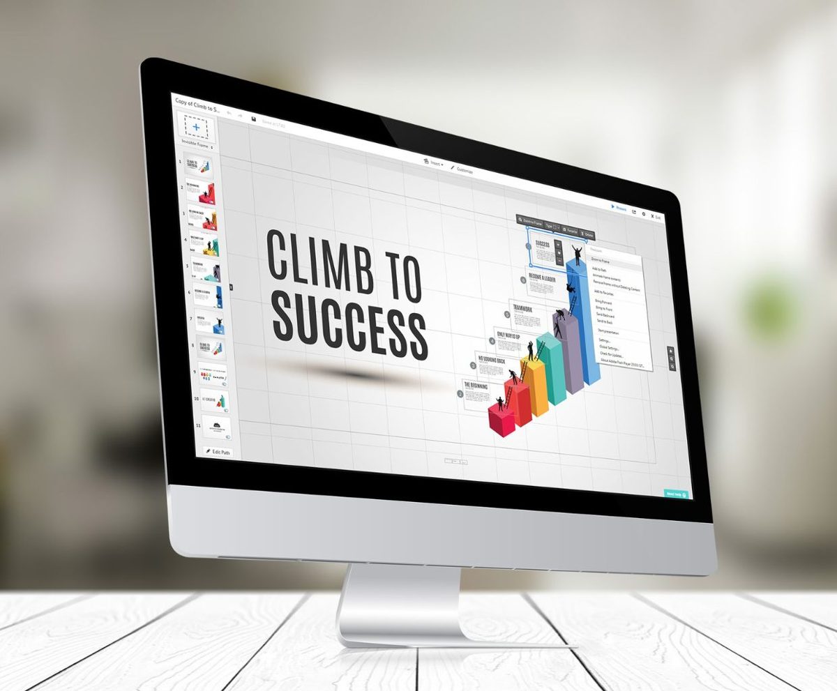 Pantalla de ordenador con un gráfico de barras ascendente y el texto Climb to Success