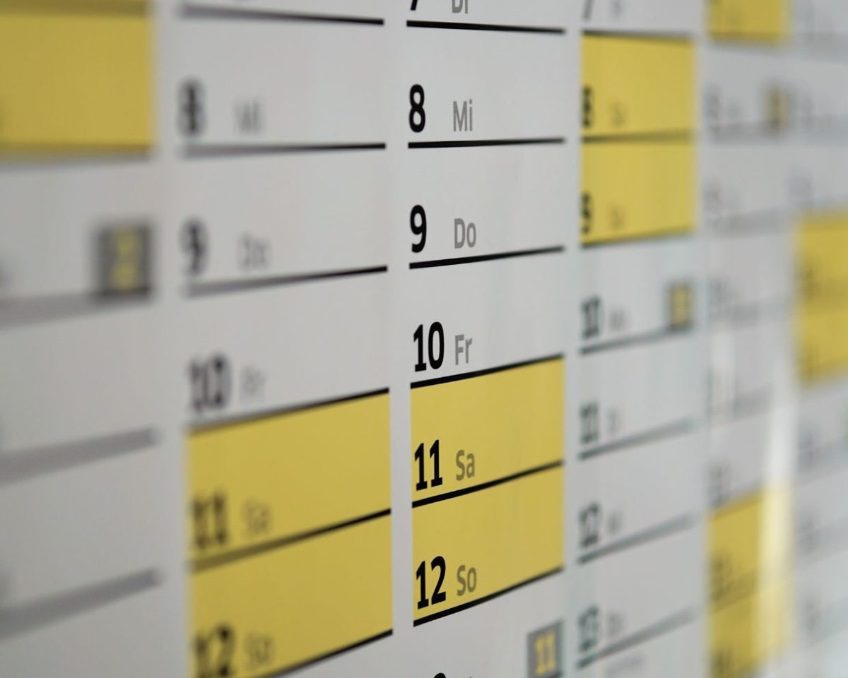 Calendario mensual con los días laborables y los fines de semana resaltados en amarillo