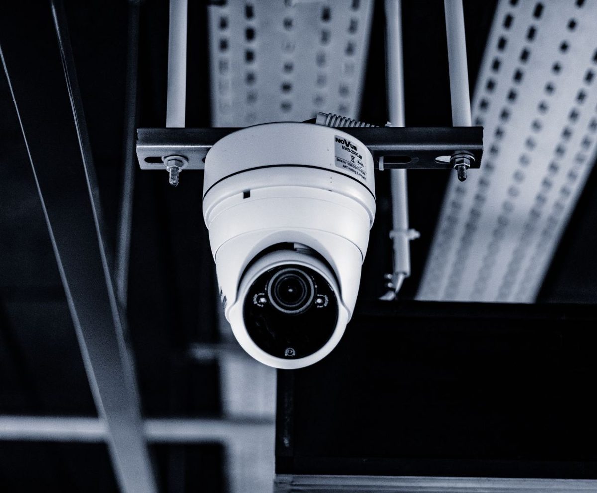 Cámara de seguridad colgada del techo de un edificio