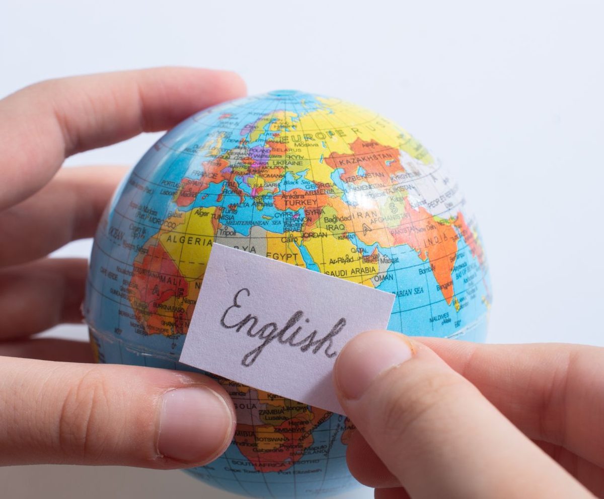 Globo terráqueo en una mano con una etiqueta que dice English