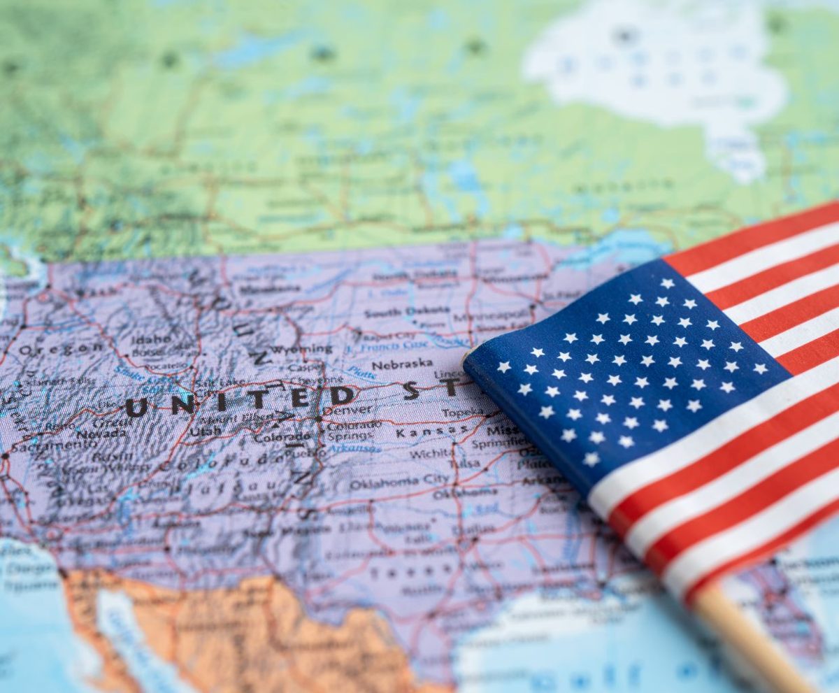 Bandera de Estados Unidos sobre un mapa
