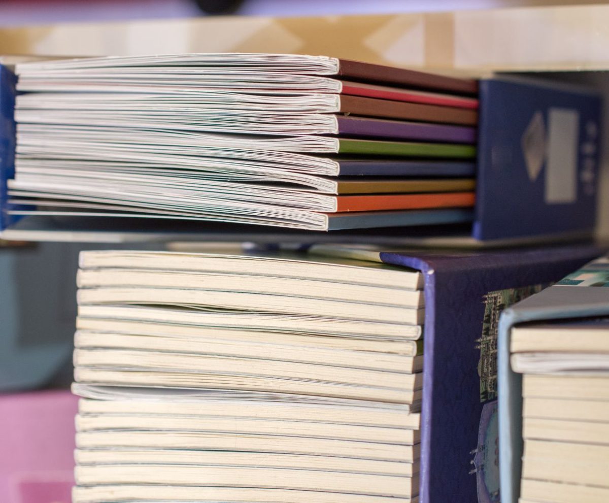 Pila de carpetas y documentos archivados en una estantería