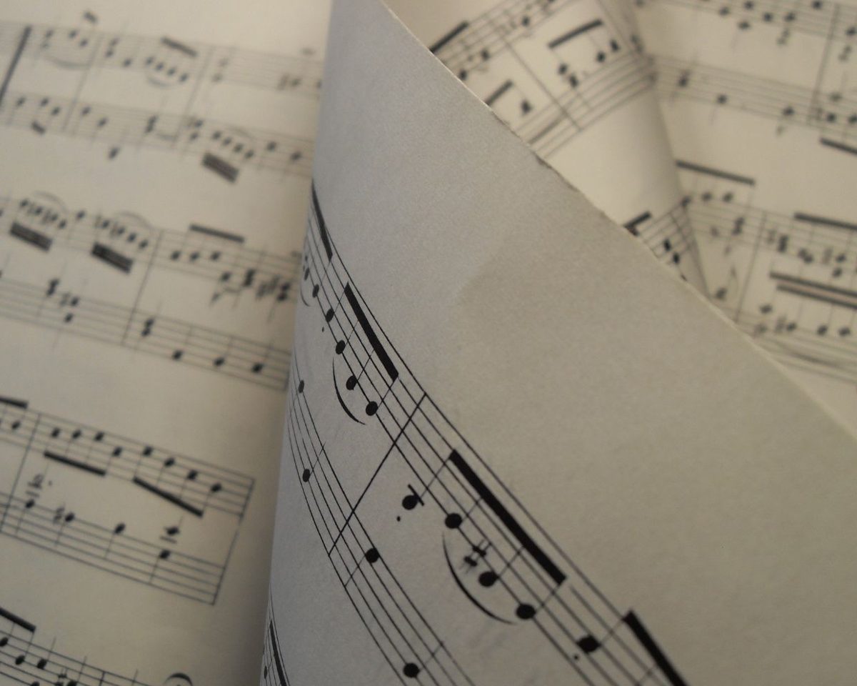 Partitura de música con notas y pentagramas sobre un papel antiguo