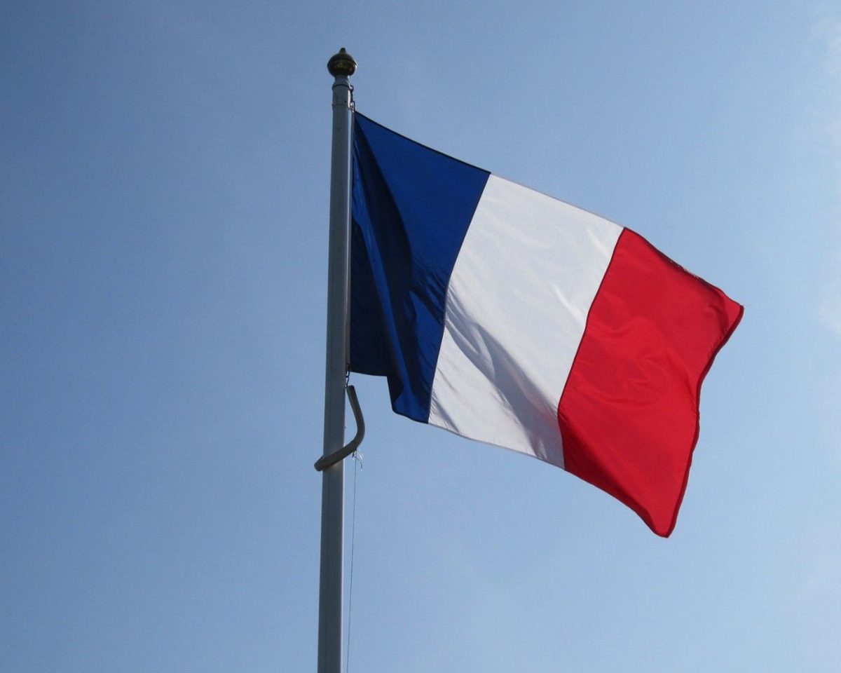 Bandera de Francia ondeando sobre un cielo azul